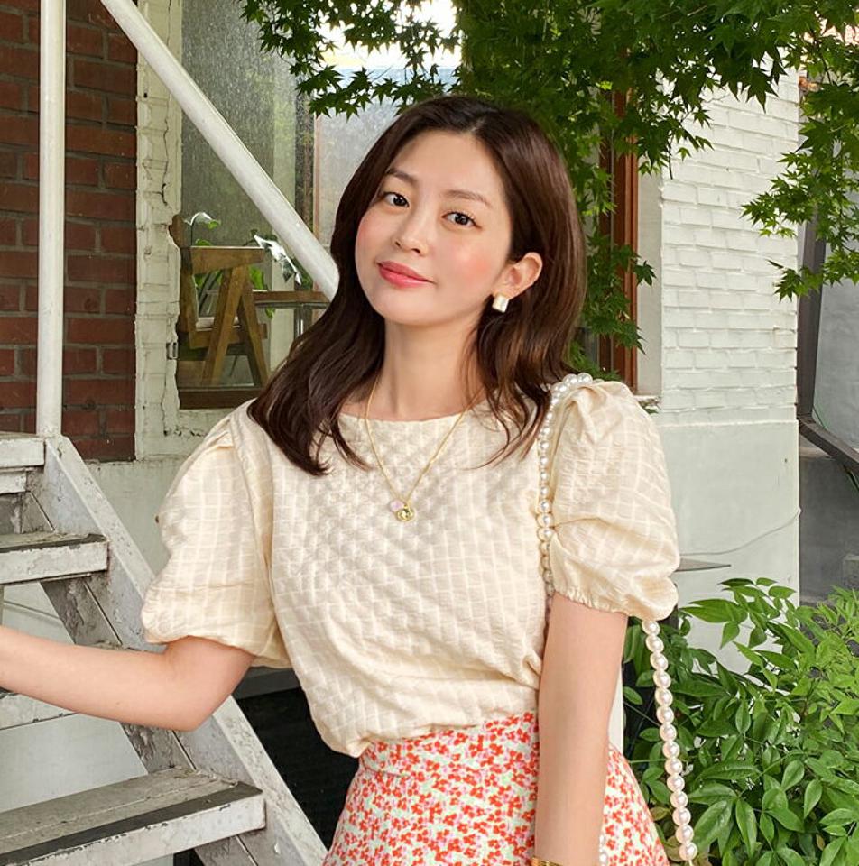 チェックエンボスパフブラウス・全3色・t67513 レディース 【bl】トップス ブラウス 半袖 ハーフスリーブ パフ袖 パフスリーブ エンボス チェック柄 大人 かわいい 可愛い ラウンドネック 水色 クロップド丈 春 夏 韓国ファッション