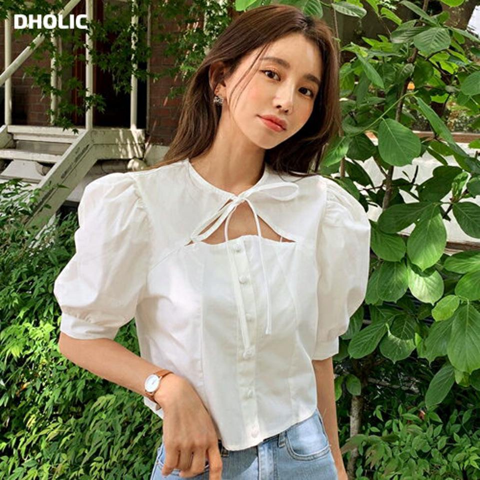 【今だけこの価格】リボンネックスリットパフブラウス・全2色・t67515 レディース 【bl】トップス ブラウス 半袖 ハーフスリーブ パフ袖 パフスリーブ りぼん 襟コン ガーリー 白ブラウス クロップド丈 カットアウト くるみボタン 春 夏 韓国ファッション セール