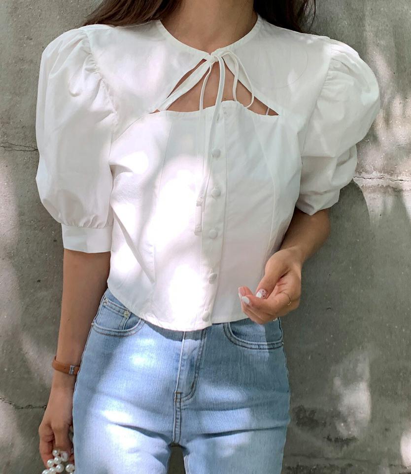 【今だけこの価格】リボンネックスリットパフブラウス・全2色・t67515 レディース 【bl】トップス ブラウス 半袖 ハーフスリーブ パフ袖 パフスリーブ りぼん 襟コン ガーリー 白ブラウス クロップド丈 カットアウト くるみボタン 春 夏 韓国ファッション セール