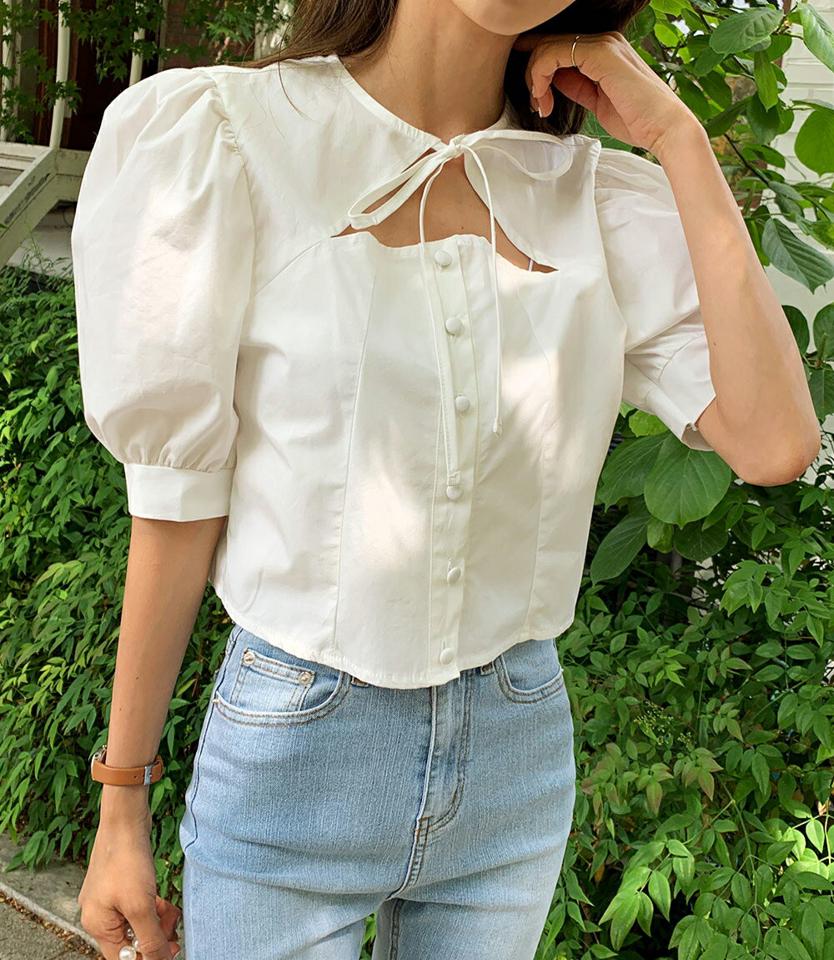 【今だけこの価格】リボンネックスリットパフブラウス・全2色・t67515 レディース 【bl】トップス ブラウス 半袖 ハーフスリーブ パフ袖 パフスリーブ りぼん 襟コン ガーリー 白ブラウス クロップド丈 カットアウト くるみボタン 春 夏 韓国ファッション セール