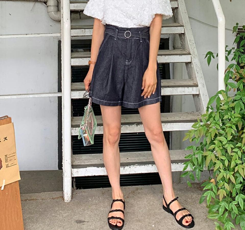 ベルト付ステッチショートデニムパンツ・全1色・t67532 レディース 【pt】パンツ ズボン ショートパンツ 短パン デニム ステッチ 濃い シンプル ベルト カジュアル ラフ 大人 ハイウエスト タック ベルトループ ダーツ 春 夏 韓国ファッション