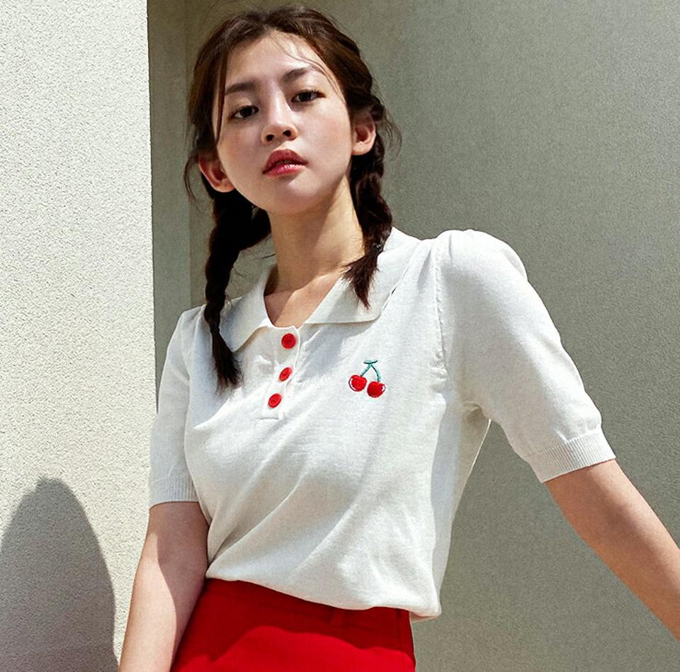チェリー刺繍ポロカラーニット・全2色・b02339 レディース 【tops】トップス ニット 半袖 ハーフスリーブ ガーリー かわいい ポロ襟 ポロシャツ パフ袖 パフスリーブ クロップド丈 衣装 テニス y2k 春 夏 韓国ファッション GOLFWEAR ゴルフウェア