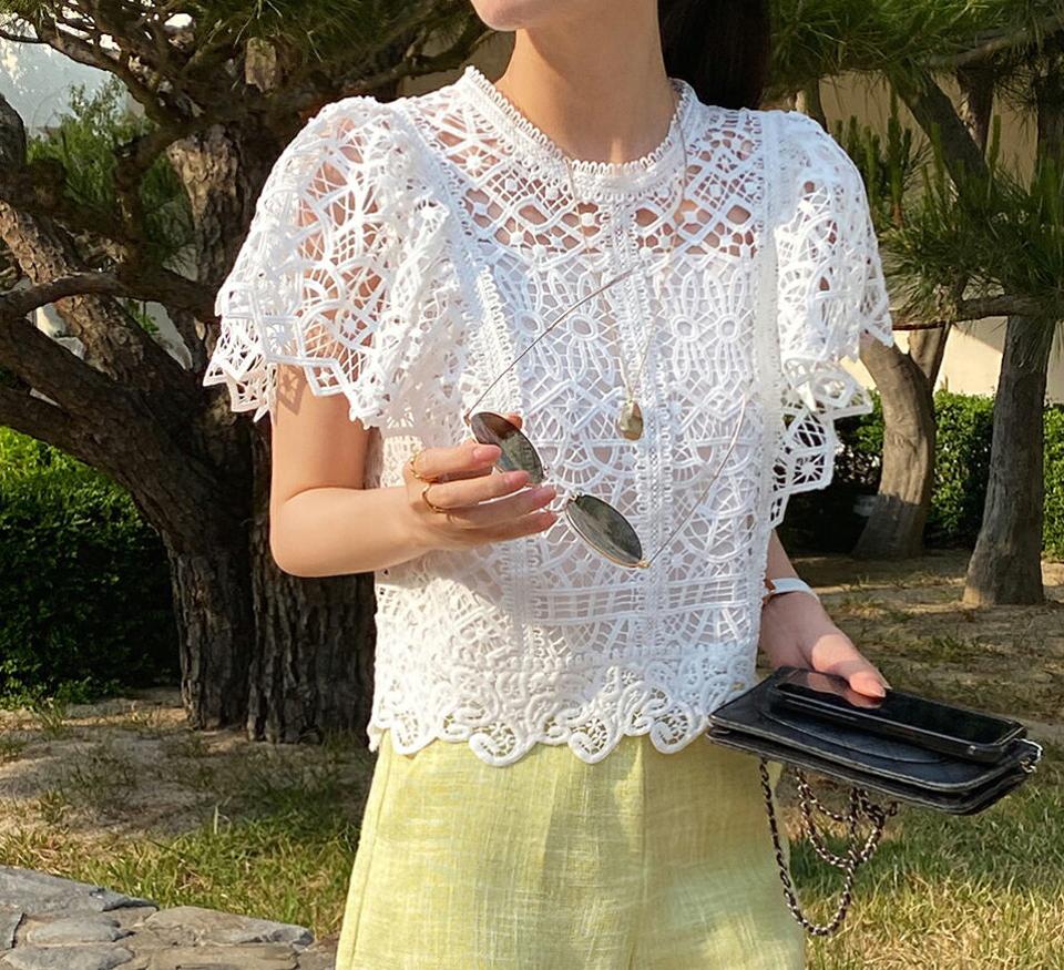 レースフリルスリーブブラウス・全4色・b72150 レディース 【bl】ブラウス トップス 単色 柄 模様 レース 総柄 総レース 二の腕カバー クロップド丈 パンチング 春 夏 フェミニン パステル 上品 ピンク 韓国ファッション ハイホリHIHOLLI