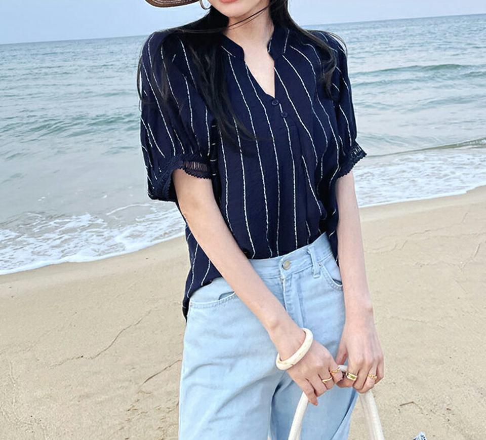 ストライプアンバランスブラウス・全2色・b72151 レディース 【bl】ブラウス トップス 半袖 柄 模様 ストライプ アンバランス スリット パフ袖 パフスリーブ ボタン ぼたん 春 夏 フェミニン カジュアル 大人っぽ 韓国ファッション ハイホリHIHOLLI