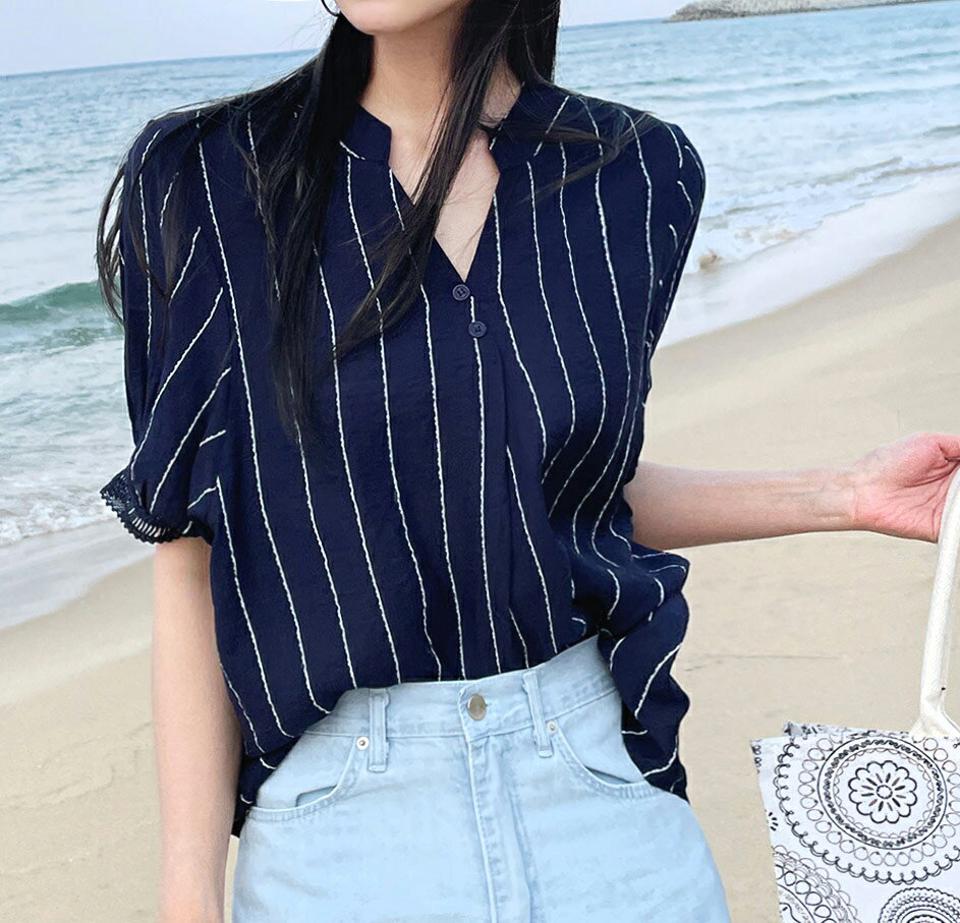 ストライプアンバランスブラウス・全2色・b72151 レディース 【bl】ブラウス トップス 半袖 柄 模様 ストライプ アンバランス スリット パフ袖 パフスリーブ ボタン ぼたん 春 夏 フェミニン カジュアル 大人っぽ 韓国ファッション ハイホリHIHOLLI