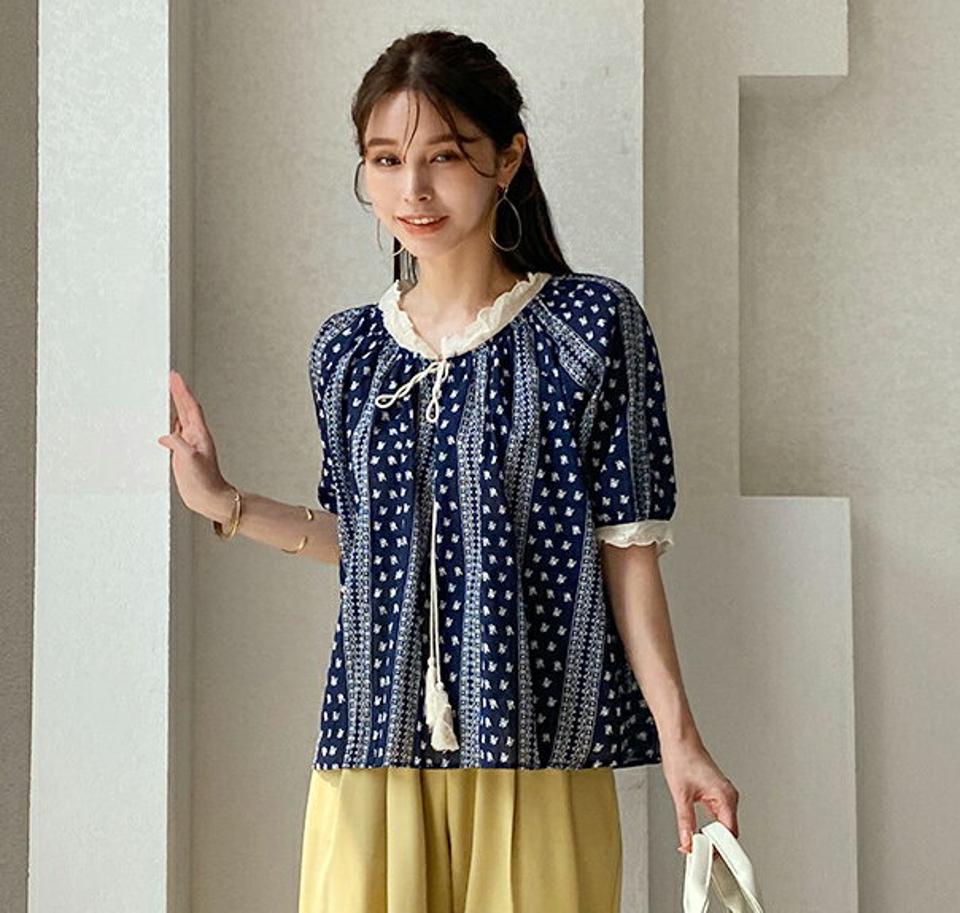 タッセルペイズリーブラウス・全2色・b72383 レディース 【bl】ブラウス トップス 半袖 柄 模様 ペイズリー 二の腕カバー ゆったり 楽ちん 体型カバー スリットネック ルーズ 春 夏 フェミニン カジュアル 黄緑 韓国ファッション ハイホリHIHOLLI
