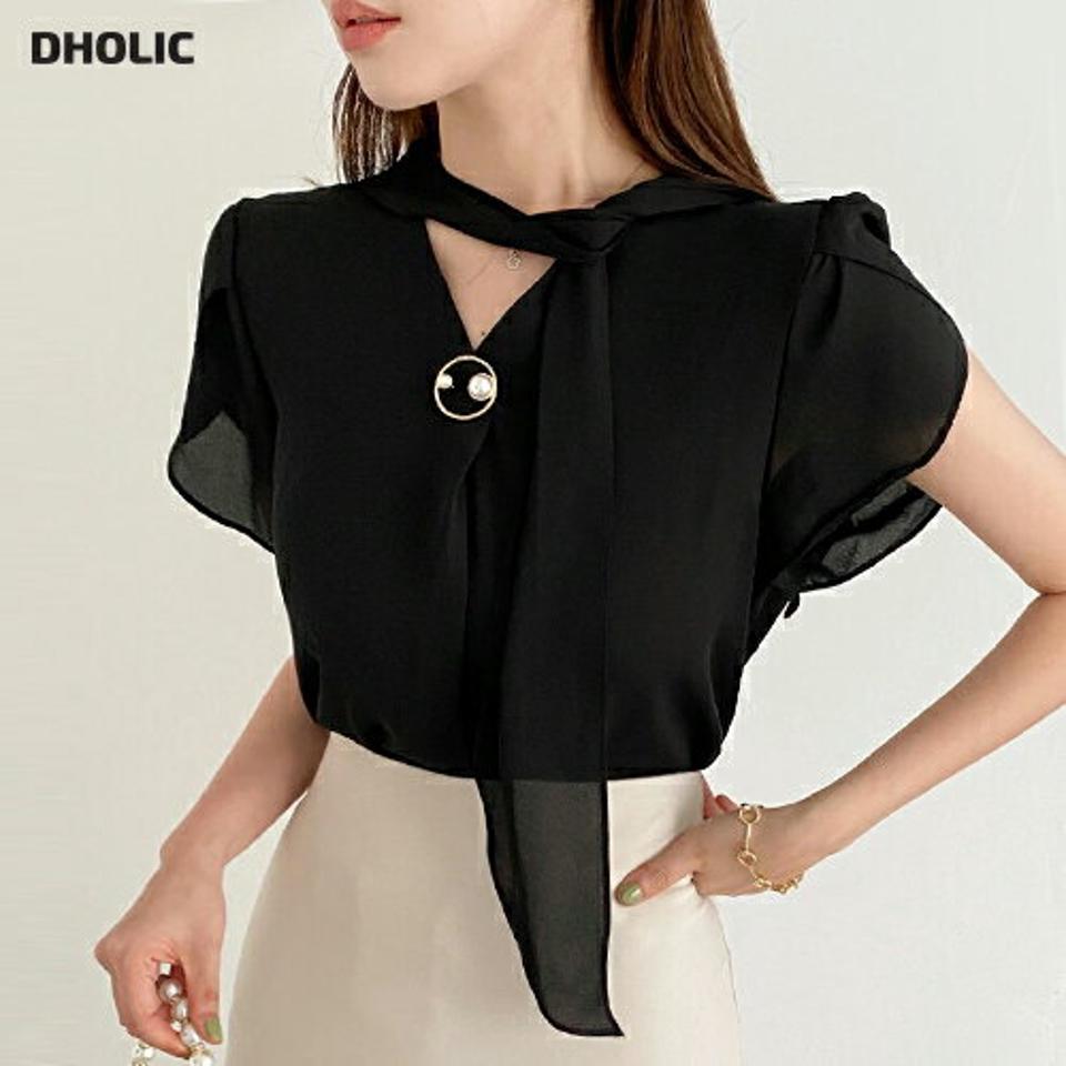 【10%OFF】ブローチ付リボンブラウス・全2色・t00704 レディース 【bl】トップス ブラウス ショートスリーブ りぼん Vネック 襟コン 大人 高級感 シフォン オフィスカジュアル パール フェミニン 学校行事 上品 春 夏 韓国ファッション セール SALE