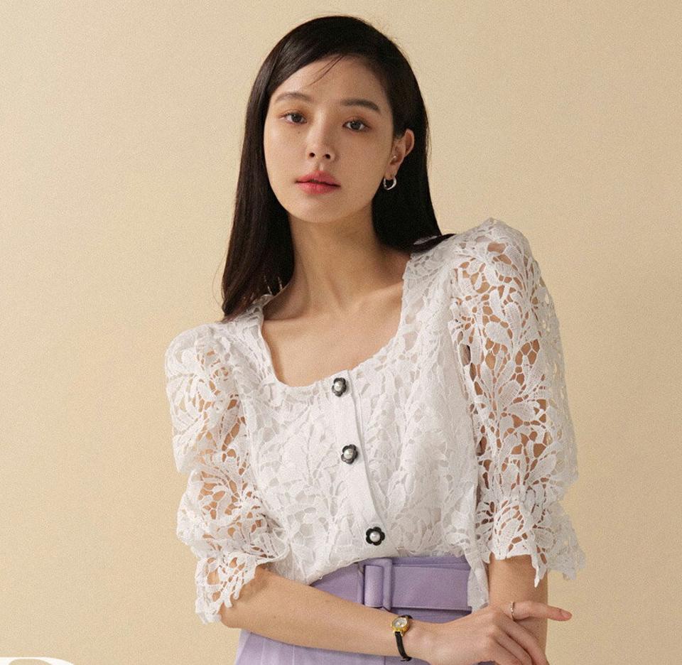スクエアネックフラワーレースブラウス・全2色・t00327 レディース 【bl】ブラウス トップス 7分丈 七分丈 七分袖 7分袖 単色 レース 透け感 シアー 柄 模様 総柄 ボタン 鎖骨 デコルテ 春 夏 フェミニン 韓国ファッション ハイホリHIHOLLI