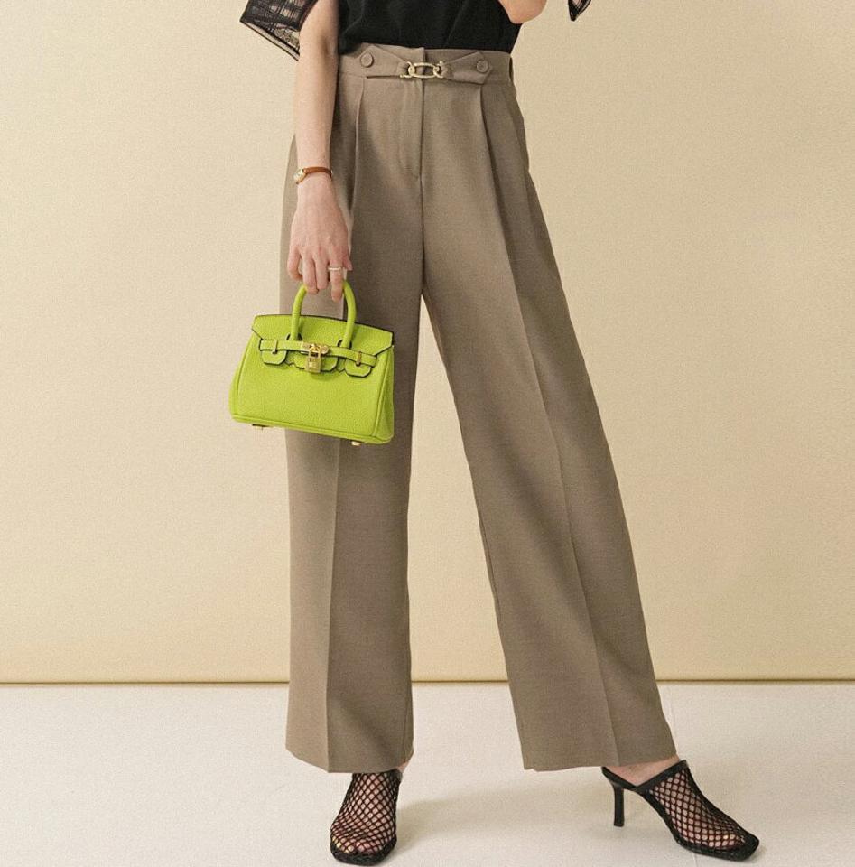 チェーンストラップ付スラックス・全2色・t00321 レディース 【pt】スラックス パンツ ロング丈 単色 チェーン付き 脚長 ハイウエスト ストレート タック 春 夏 秋 フェミニン 大人っぽ オフィスカジュアル 韓国ファッション ハイホリHIHOLLI