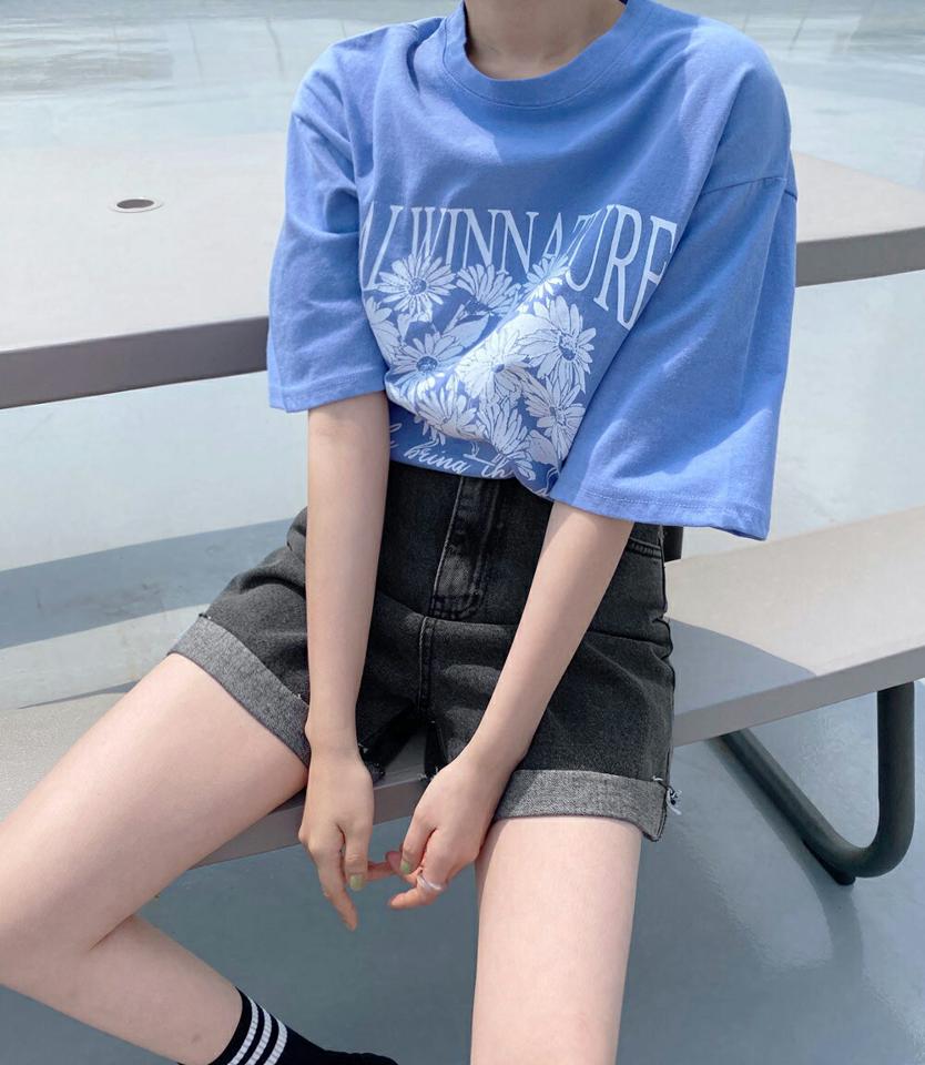 【10%OFF】フラワープリントTシャツ・全3色・b02413 レディース 【tops】トップス Tシャツ 半袖 ハーフスリーブ ロゴ レタリング プリント カジュアル ラフ ラウンドネック ドロップショルダー 青 春 夏 韓国ファッション セール SALE