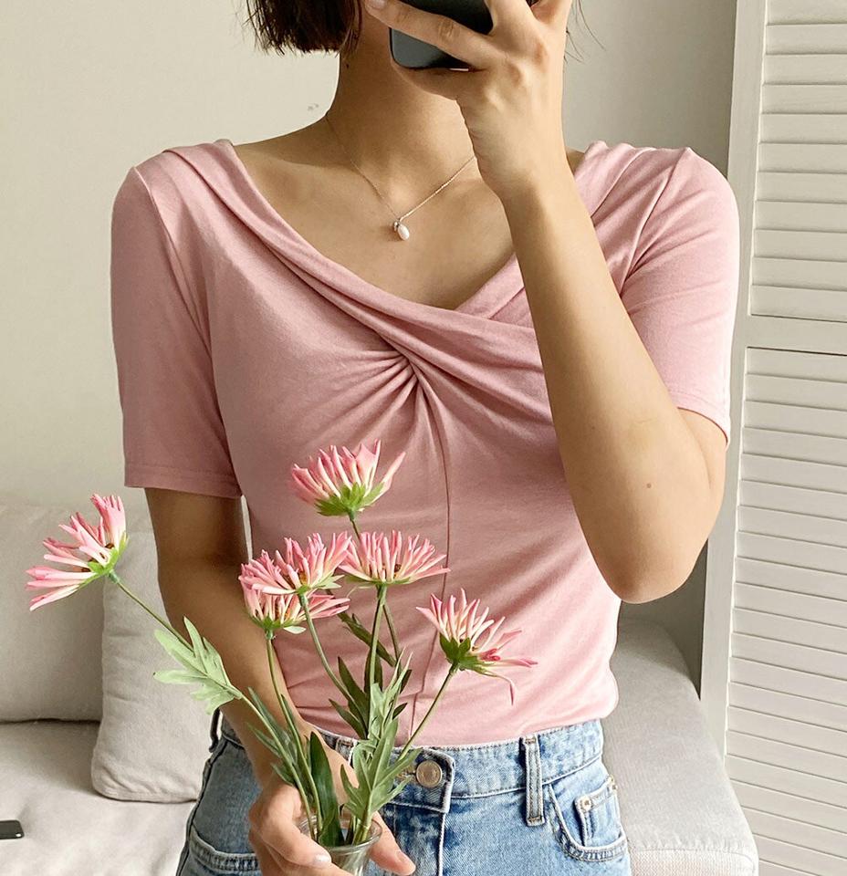 VネックツイストTシャツ・全4色・b66735 レディース 【tops】トップス Tシャツ 半袖 ツイスト Vネック 単色 カジュアル デコルテ 鎖骨 大人 タイト ピンク パステル 春 夏 韓国ファッション