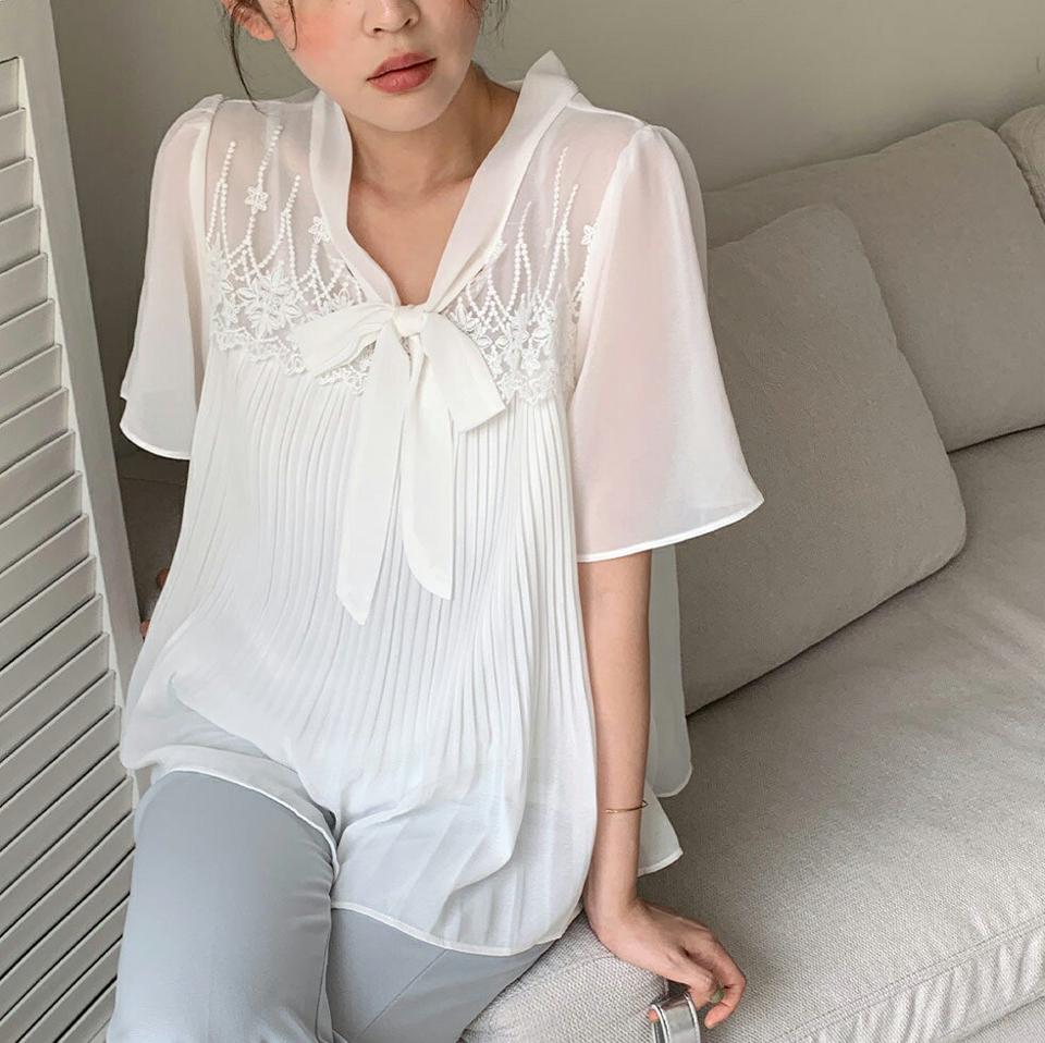 レースプリーツリボンブラウス・全3色・b66741 レディース 【bl】トップス ブラウス 半袖 プリーツ フェミニン 大人 上品 ハーフスリーブ レース りぼん Vネック フレア オフィスカジュアル 透け感 シアー シースルー 春 夏 韓国ファッション