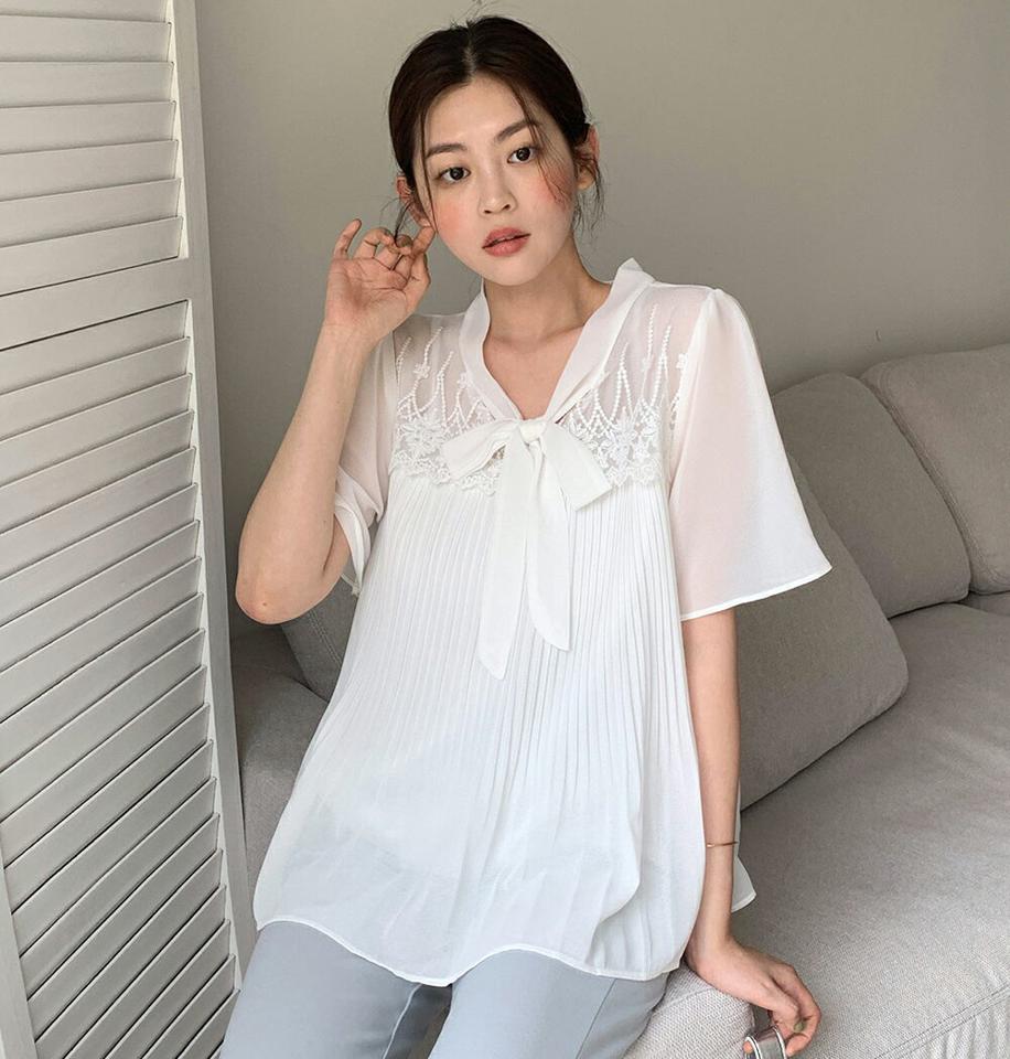 レースプリーツリボンブラウス・全3色・b66741 レディース 【bl】トップス ブラウス 半袖 プリーツ フェミニン 大人 上品 ハーフスリーブ レース りぼん Vネック フレア オフィスカジュアル 透け感 シアー シースルー 春 夏 韓国ファッション
