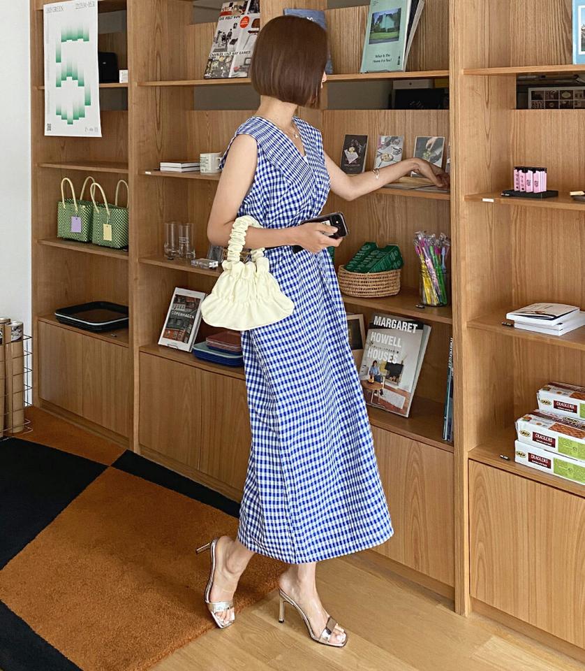 ワイドベルト付チェックノースリワンピース・全3色・b66748 レディース 【ops】ワンピース ロング丈 ロングワンピース チェック柄 ギンガムチェック ノースリーブ 体型カバー ゆったり リンクル Vネック かわいい リゾート 青 春 夏 韓国ファッション