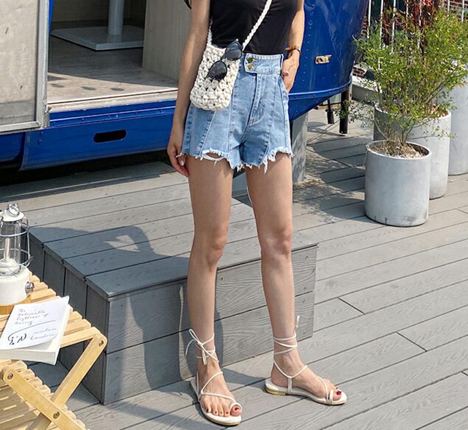 ツーボタンカットオフショートデニムパンツ・全2色・b67609 レディース 【pt】パンツ ズボン ショートパンツ デニム 短パン カットオフ 切りっぱなし ダメージデニム カジュアル ラフ ベルトループ ハイウエスト y2k 春 夏 韓国ファッション