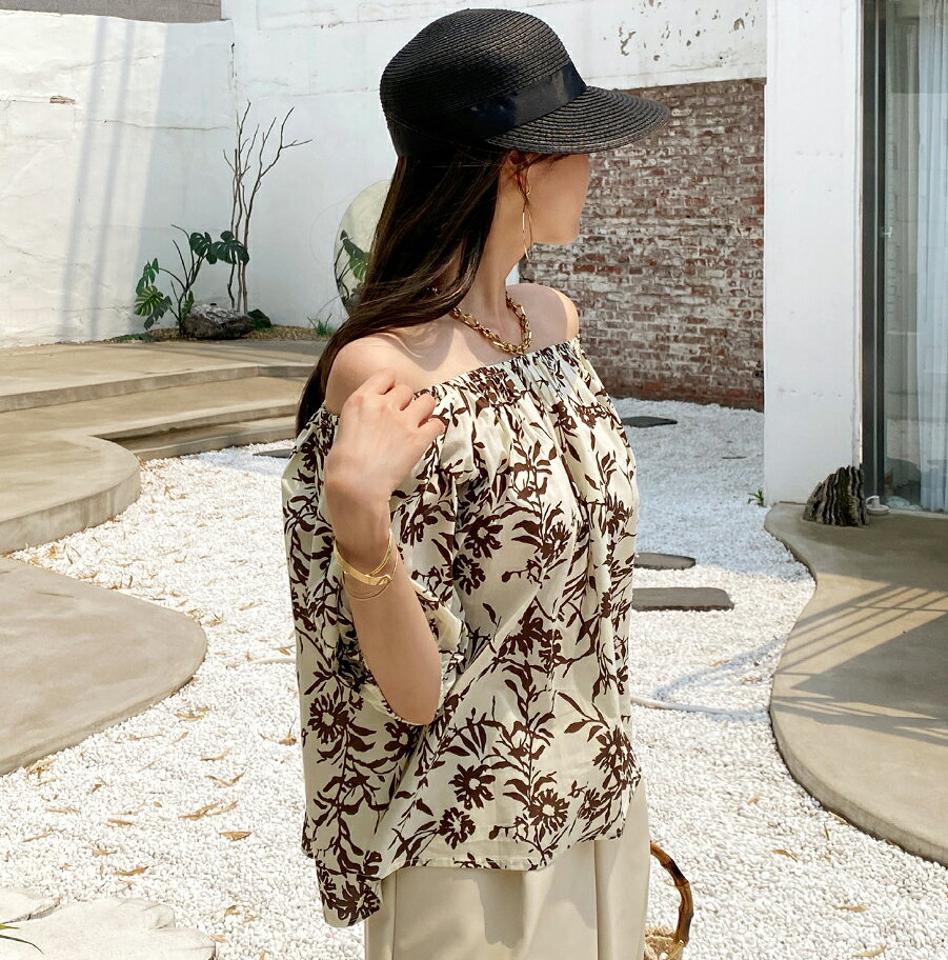 2WAYフラワープリントブラウス・全2色・b72382 レディース 【bl】ブラウス トップス 2WAY 半袖 柄 模様 花柄 オフショルダー デコルテ 肌見せ 春 夏 大人っぽ セクシー フェミニン パフ アンティーク柄 二の腕カバー 韓国ファッション ハイホリHIHOLLI