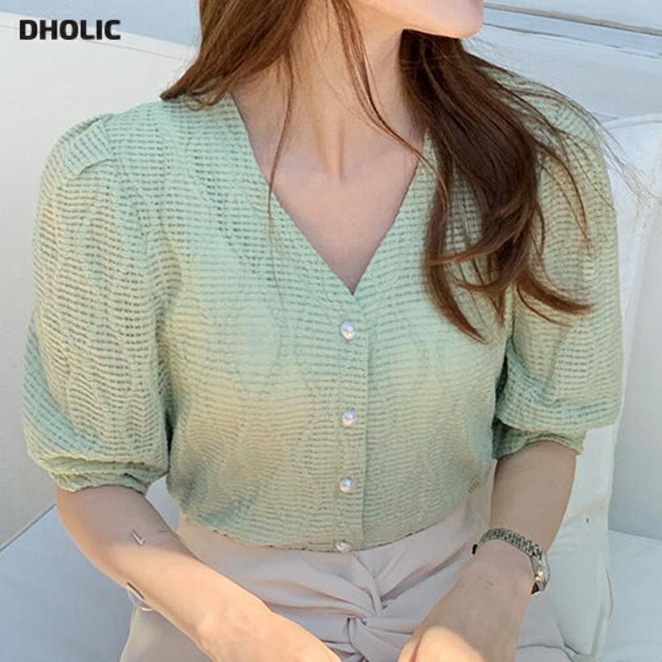 パール調ボタンウェーブシアーブラウス・全6色・b72184 レディース 【bl】ブラウス トップス 半袖 柄 模様 パール調 ボタン フェイクパール 二の腕カバー Vネック パフ クロップド丈 緑 春 夏 フェミニン 韓国ファッション ハイホリHIHOLLI