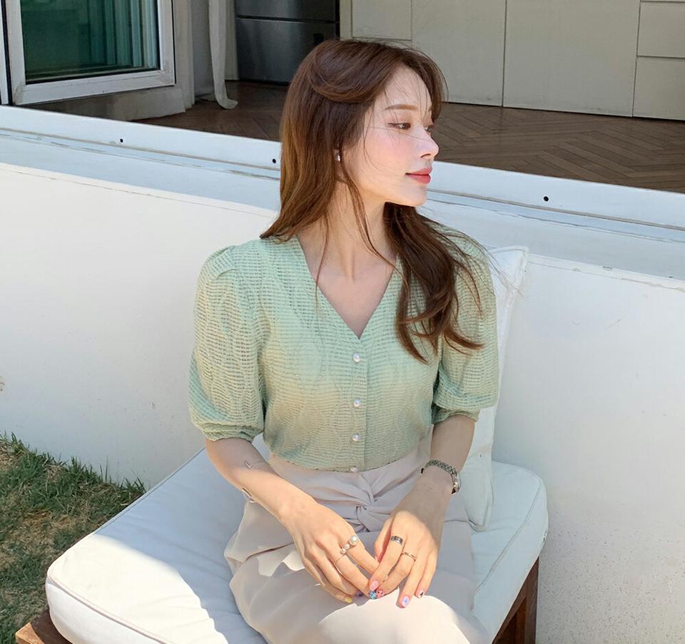 パール調ボタンウェーブシアーブラウス・全6色・b72184 レディース 【bl】ブラウス トップス 半袖 柄 模様 パール調 ボタン フェイクパール 二の腕カバー Vネック パフ クロップド丈 緑 春 夏 フェミニン 韓国ファッション ハイホリHIHOLLI