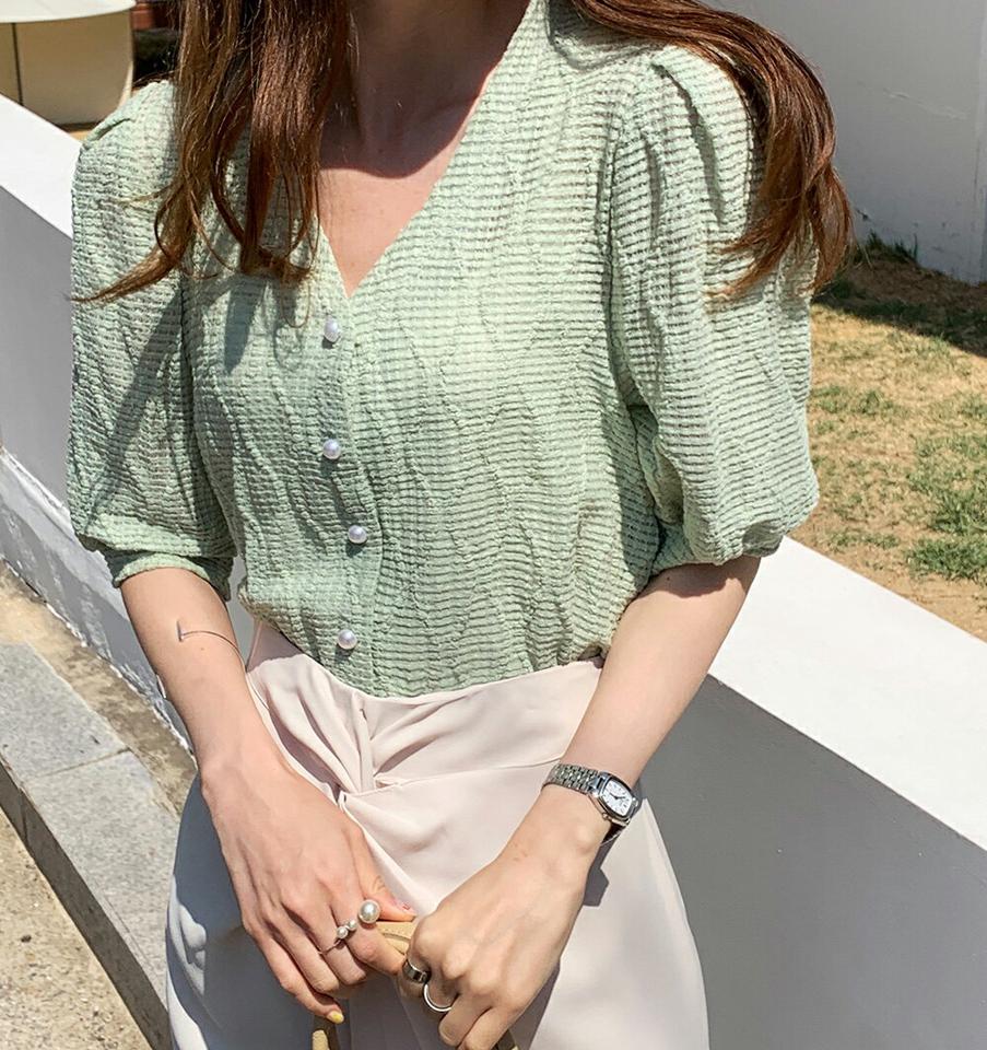 パール調ボタンウェーブシアーブラウス・全6色・b72184 レディース 【bl】ブラウス トップス 半袖 柄 模様 パール調 ボタン フェイクパール 二の腕カバー Vネック パフ クロップド丈 緑 春 夏 フェミニン 韓国ファッション ハイホリHIHOLLI