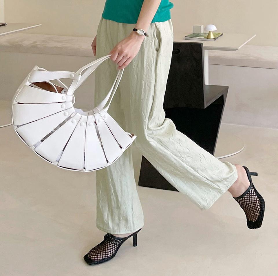 リンクルサテンワイドパンツ・全3色・t72444 レディース 【pt】パンツ ロング丈 単色 無地 シンプル ベーシック リンクル サテン 光沢 ワイド 楽ちん ゆったり 体型カバー ハイウエスト 春 夏 カジュアル 大人っぽ 韓国ファッション ハイホリHIHOLLI