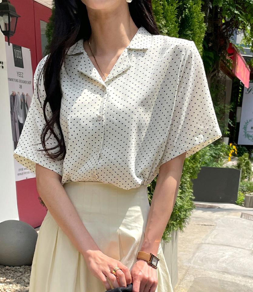 ドットオープンカラーシャツ・全3色・t72432 レディース 【tops】トップス シャツ 半袖 柄 模様 ドット 襟 Vネック 鎖骨 デコルテ ボタン 体型カバー モノトーン 二の腕カバー 春 夏 フェミニン 大人 キュート 韓国ファッション ハイホリHIHOLLI
