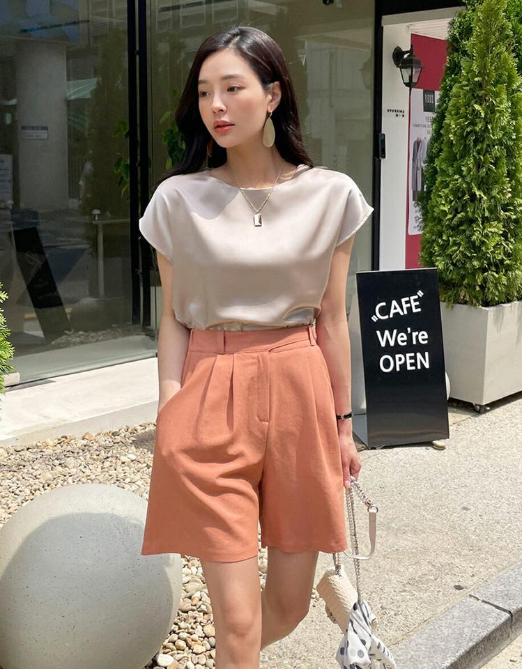 サテンフレンチスリーブブラウス・全3色・b72428 レディース 【bl】ブラウス トップス 半袖 単色 無地 シンプル ベーシック オフィスカジュアル サテン 光沢 フレンチスリーブ 春 夏 フェミニン 大人っぽ 韓国ファッション ハイホリHIHOLLI