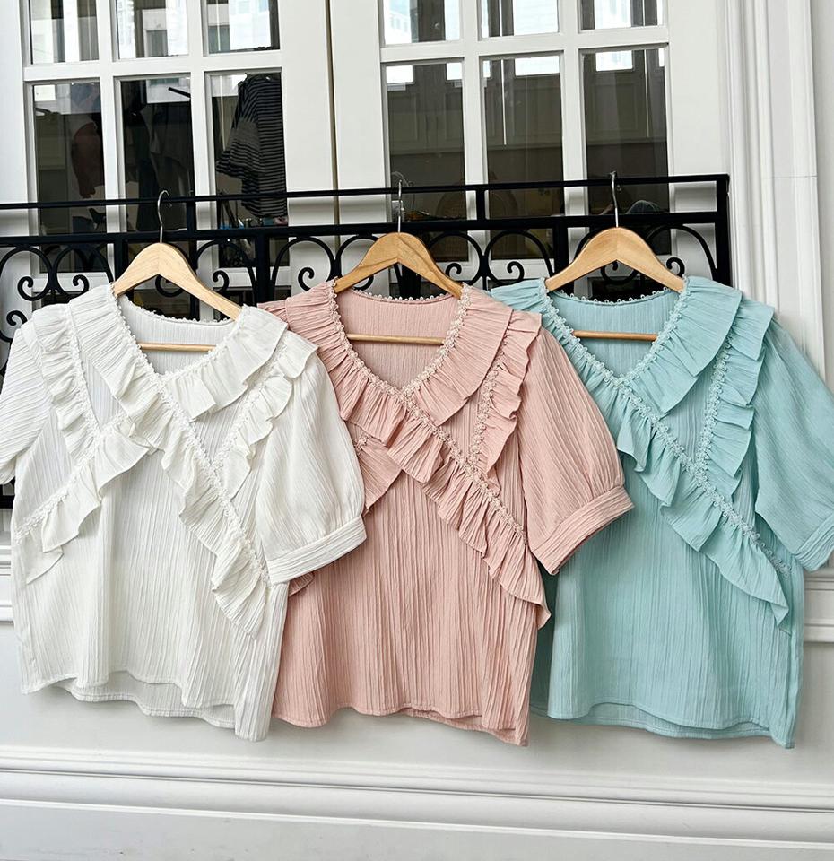 フリルレースラインブラウス・全3色・t00747 レディース 【bl】トップス ブラウス 半袖 ハーフスリーブ フリル レース フェミニン かわいい 可愛い 花柄 大人 Vネック オフィスカジュアル パステル 水色 春 夏 韓国ファッション