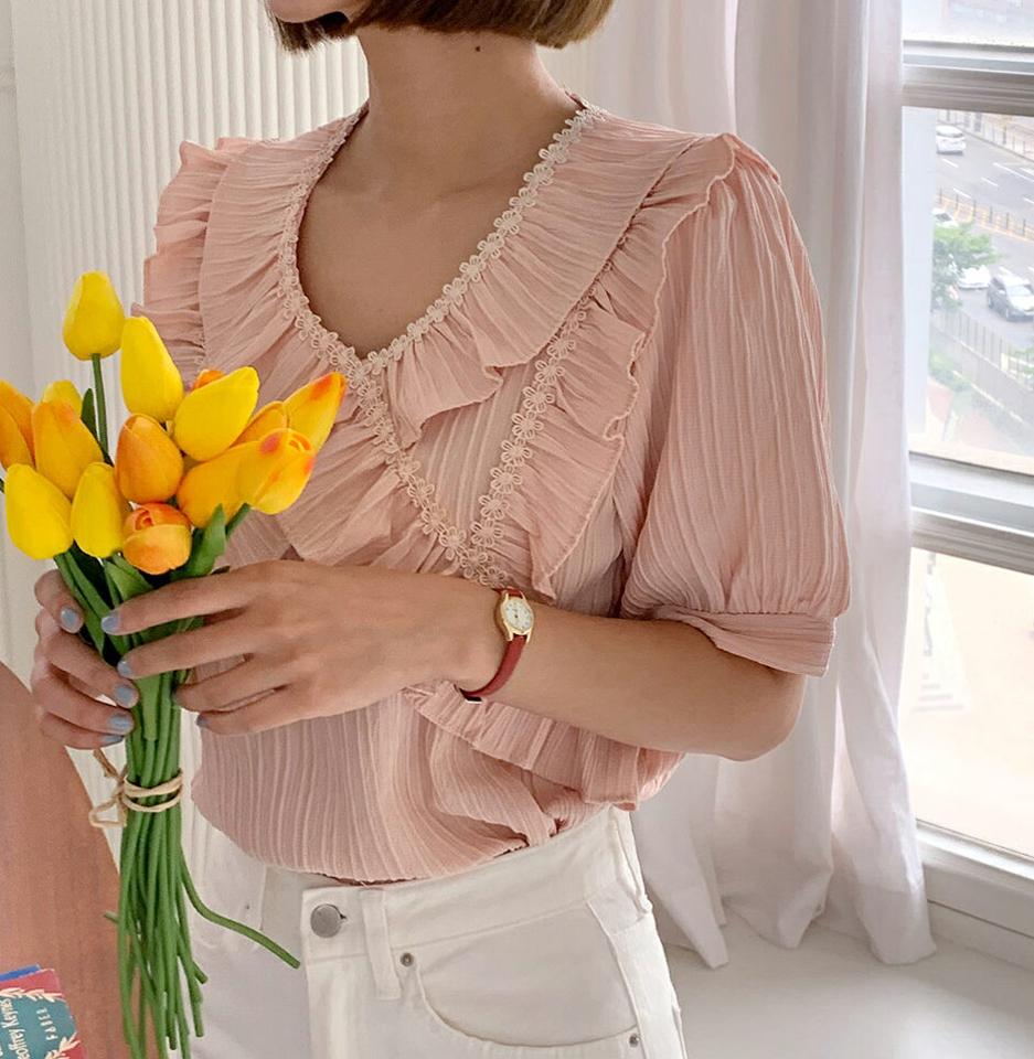 フリルレースラインブラウス・全3色・t00747 レディース 【bl】トップス ブラウス 半袖 ハーフスリーブ フリル レース フェミニン かわいい 可愛い 花柄 大人 Vネック オフィスカジュアル パステル 水色 春 夏 韓国ファッション