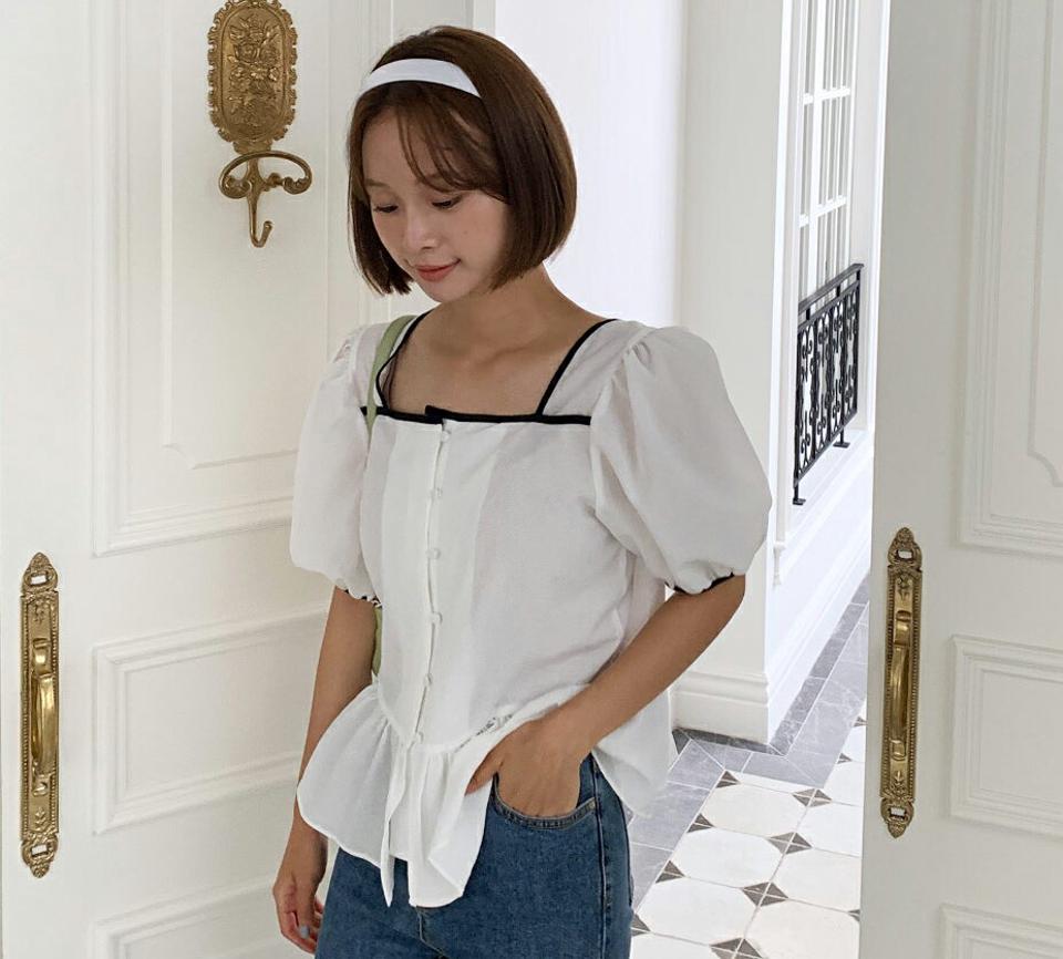 配色ラインペプラムブラウス・全3色・b00746 レディース 【bl】トップス ブラウス 半袖 ハーフスリーブ ペプラム 配色 可愛い フェミニン パフ袖 パフスリーブ スクエアネック デコルテ 鎖骨 くるみボタン お腹カバー 春 夏 韓国ファッション