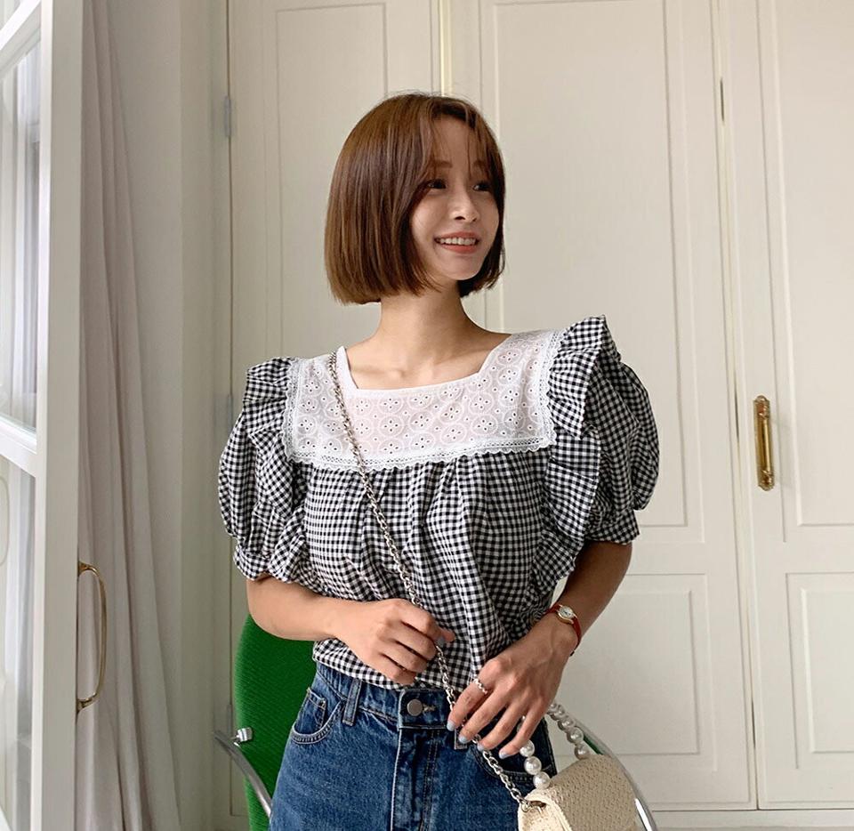 レースコントラストチェックフリルブラウス・全3色・t00745 レディース 【bl】トップス ブラウス 半袖 チェック柄 ギンガムチェック レース 襟コン 袖コン フリル ガーリー かわいい 可愛い スクエアネック スカラップ 春 夏 韓国ファッション