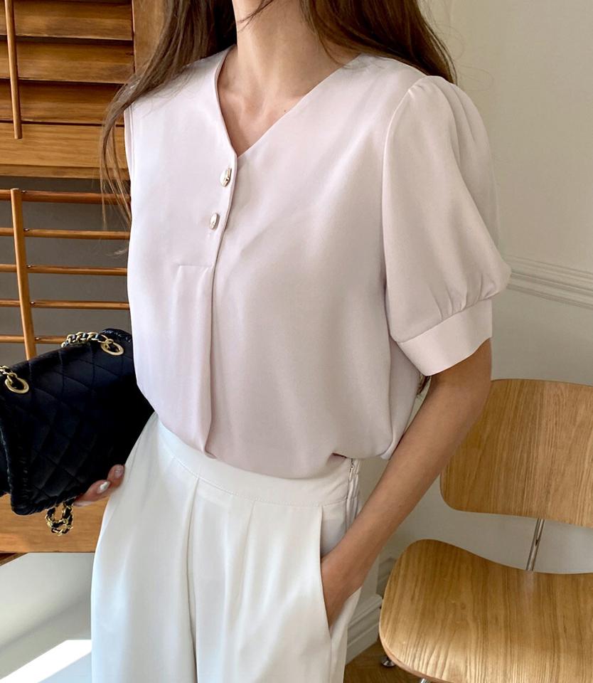 ボタンパフブラウス・全3色・b67194 レディース 【bl】トップス ブラウス 半袖 ハーフスリーブ パフ袖 パフスリーブ ボタン フェミニン パールボタン オフィスカジュアル ゴールドボタン Vネック ピンク きれいめ 清楚 春 夏 韓国ファッション