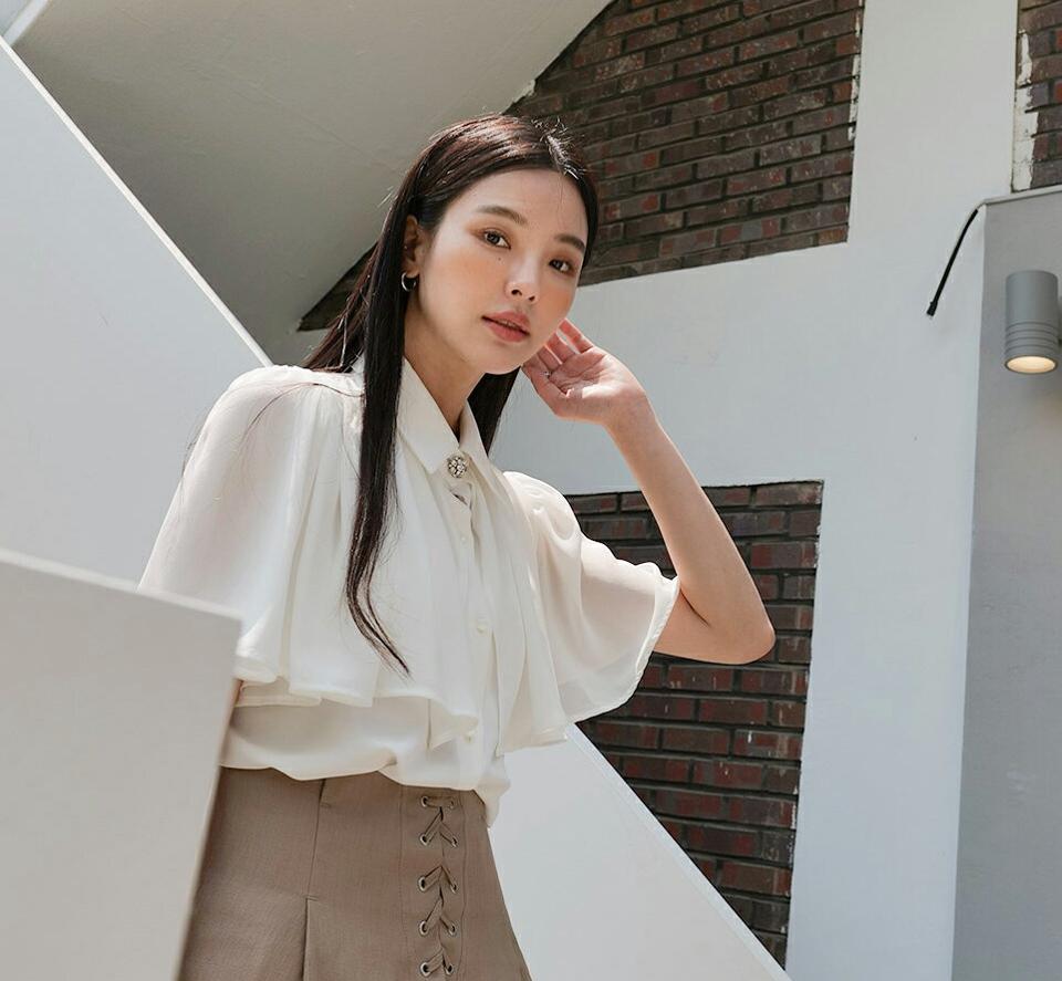 【10%OFF】シフォンケープカラーブラウス・全3色・b00347 レディース 【bl】ブラウス トップス 半袖 シフォン シアー ケープ 揺れ感 フレア ギャザー 透け感 上品 高級感 春 夏 フェミニン きれいめ 二の腕カバー 韓国ファッション ハイホリHIHOLLI セール SALE