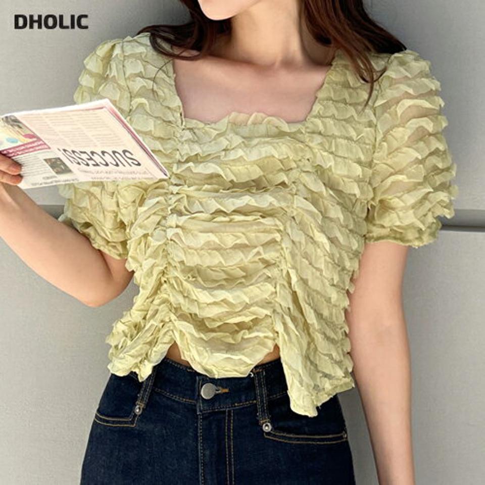 フリルスクエアネックブラウス・全3色・t01087 レディース 【bl】トップス ブラウス 半袖 フリル スクエアネック デコルテ 鎖骨 シャーリング 個性的 ユニーク クロップド丈 短丈 フェミニン 春 夏 黄色 韓国ファッション