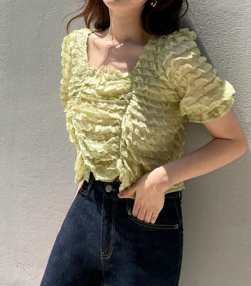 フリルスクエアネックブラウス・全3色・t01087 レディース 【bl】トップス ブラウス 半袖 フリル スクエアネック デコルテ 鎖骨 シャーリング 個性的 ユニーク クロップド丈 短丈 フェミニン 春 夏 黄色 韓国ファッション
