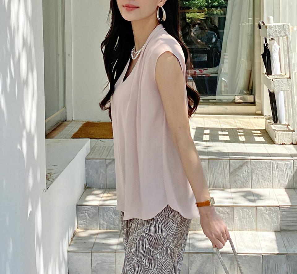 【10%OFF】Vネックフレンチスリーブタックブラウス・全3色・t72182 レディース 【bl】ブラウス トップス 半袖 フレンチスリーブ 単色 無地 シンプル パステル Vネック オフィスカジュアル 春 夏 大人 フェミニン 韓国ファッション ハイホリHIHOLLI セール SALE