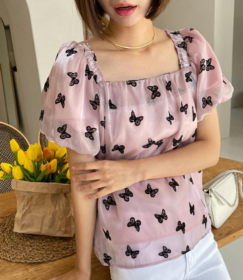 【10%OFF】2WAYバタフライパフブラウス・全2色・b66778 レディース 【bl】トップス ブラウス 半袖 オフショルダー 蝶々 総柄 ガーリー フェミニン ゴム スクエアネック ベロア調 光沢 かわいい 可愛い 雰囲気 春 夏 韓国ファッション blsセール