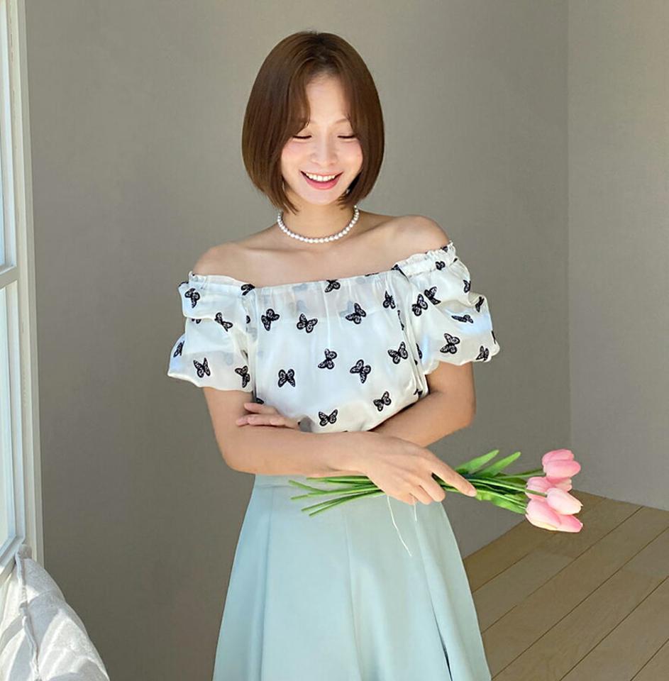 【10%OFF】2WAYバタフライパフブラウス・全2色・b66778 レディース 【bl】トップス ブラウス 半袖 オフショルダー 蝶々 総柄 ガーリー フェミニン ゴム スクエアネック ベロア調 光沢 かわいい 可愛い 雰囲気 春 夏 韓国ファッション blsセール