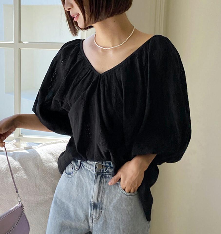 アイレットレースバルーンブラウス・全2色・b66779 レディース 【bl】トップス ブラウス 七分袖 七分丈 7分袖 7分丈 レース 背中見せ フェミニン かわいい 可愛い バルーンスリーブ ボリューム袖 春 夏 秋 お腹カバー 韓国ファッション