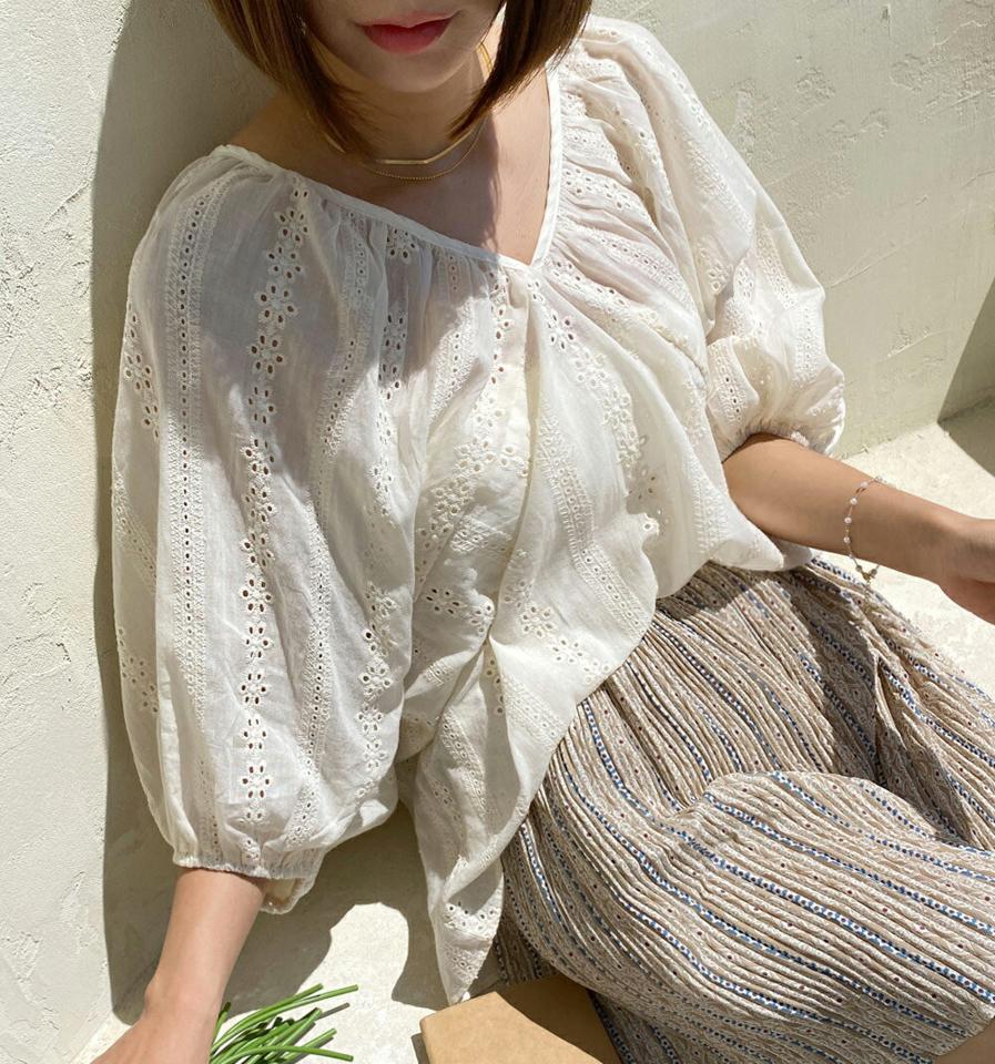 アイレットレースバルーンブラウス・全2色・b66779 レディース 【bl】トップス ブラウス 七分袖 七分丈 7分袖 7分丈 レース 背中見せ フェミニン かわいい 可愛い バルーンスリーブ ボリューム袖 春 夏 秋 お腹カバー 韓国ファッション