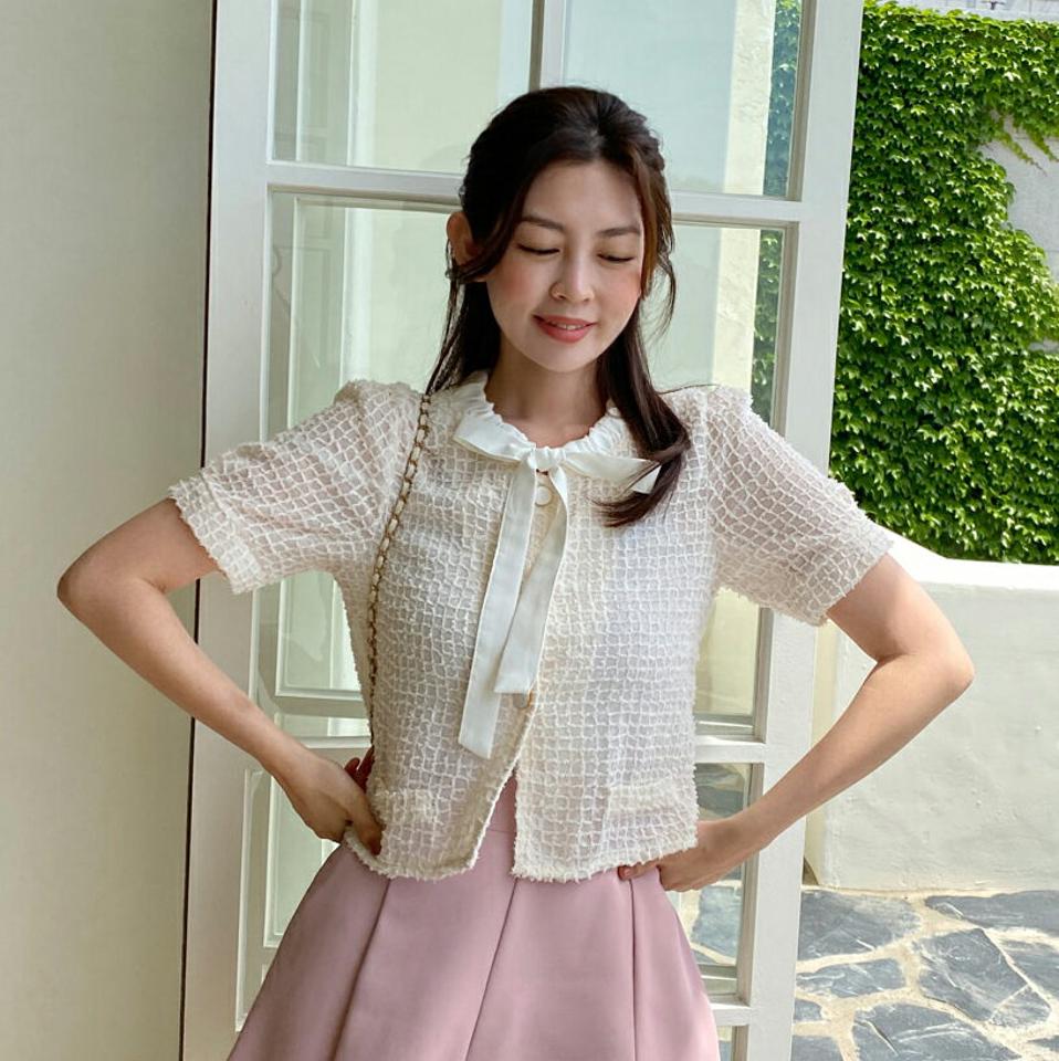 ストリングネックテクスチャーブラウス・全2色・b66786 レディース 【bl】トップス ブラウス 半袖 りぼん リボン 襟コン ストリング ガーリー かわいい 可愛い 上品 クロップド丈 パフスリーブ パフ袖 春 夏 韓国ファッション