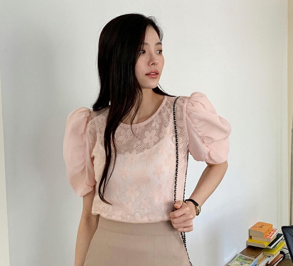 フローラルシースルーブラウス・全2色・b72186 レディース 【bl】ブラウス トップス 半袖 柄 模様 異素材 花柄 シースルー 透け感 レース シフォン パフ シャーリング 二の腕カバー クロップド丈 春 夏 フェミニン 韓国ファッション ハイホリHIHOLLI