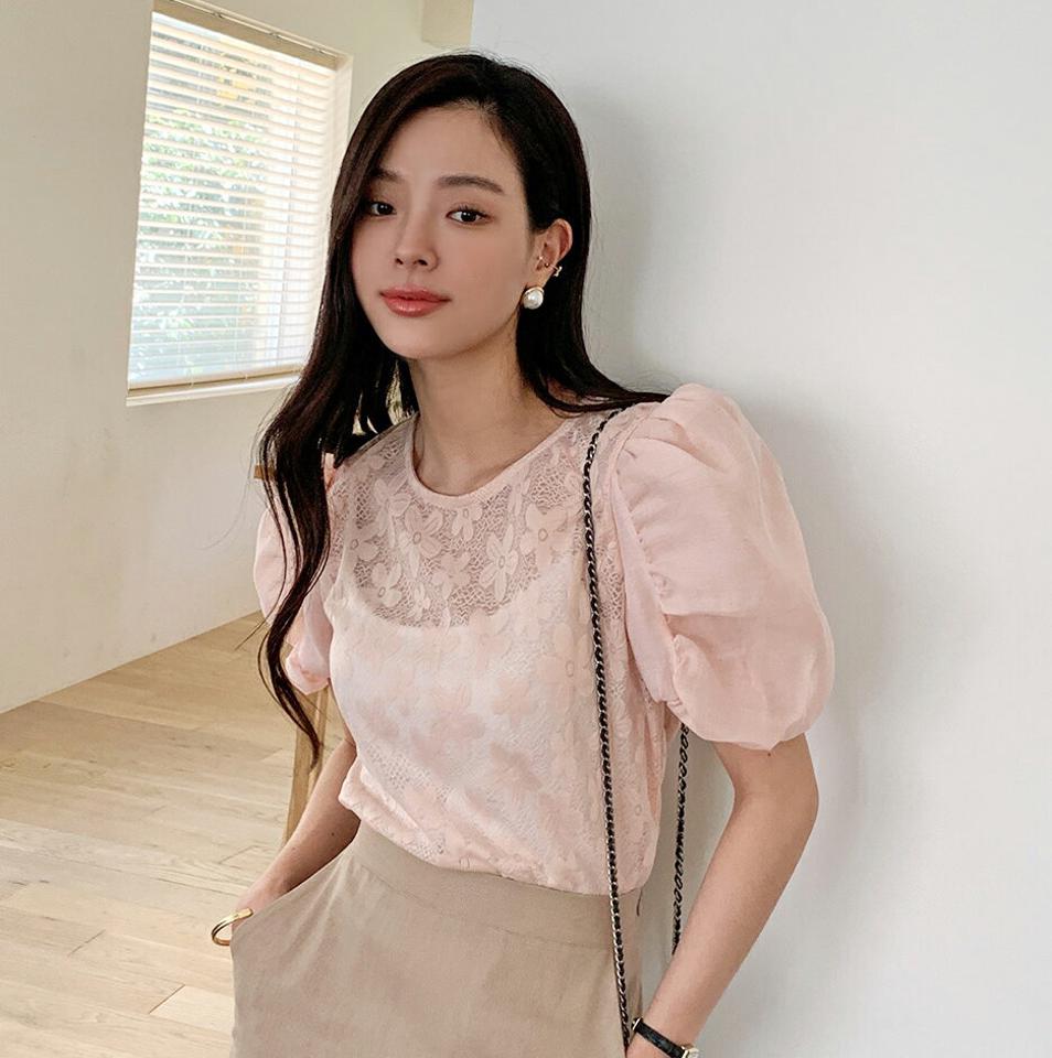 フローラルシースルーブラウス・全2色・b72186 レディース 【bl】ブラウス トップス 半袖 柄 模様 異素材 花柄 シースルー 透け感 レース シフォン パフ シャーリング 二の腕カバー クロップド丈 春 夏 フェミニン 韓国ファッション ハイホリHIHOLLI