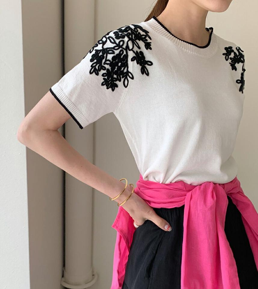 【10%OFF】刺繍クロップドニット・全2色・b00696 レディース 【tops】ニット 半袖 柄 模様 刺繍 クロップド丈 配色 ユニーク 上品 高級感 モノトーン 白 黒 ラウンドネック 春 夏 大人っぽ フェミニン かわいい 可愛い 韓国ファッション ハイホリHIHOLLI セール SALE