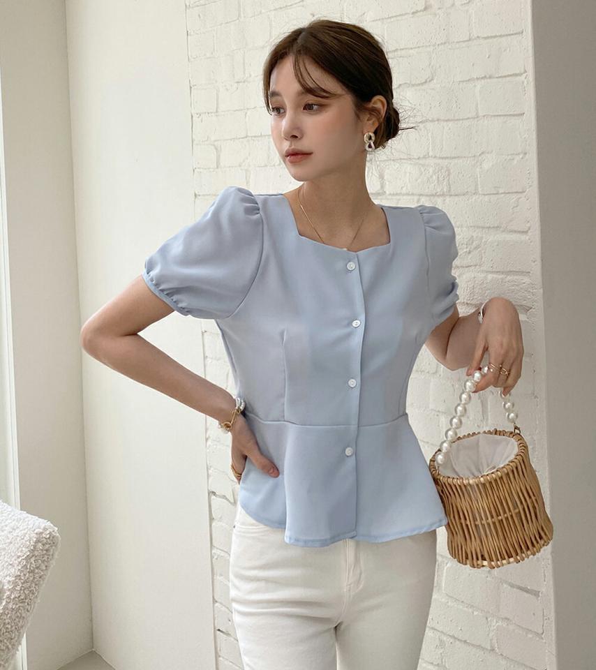 スクエアネックボタンブラウス・全4色・t00667 レディース 【bl】ブラウス トップス 半袖 配色 パステル スクエアネック デコルテ オフィスカジュアル パフ クロップド丈 春 夏 フェミニン 水色 お腹カバー 韓国ファッション ハイホリHIHOLLI