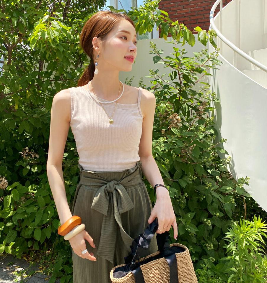 カップアシメリブノースリーブ・全4色・t00693 レディース 【tops】トップス ノースリーブ 単色 無地 ユニーク カップ付き アシメ リブ Vネック 鎖骨 デコルテ クロップド丈 春 夏 カジュアル パステル 大人っぽ 韓国ファッション ハイホリHIHOLLI