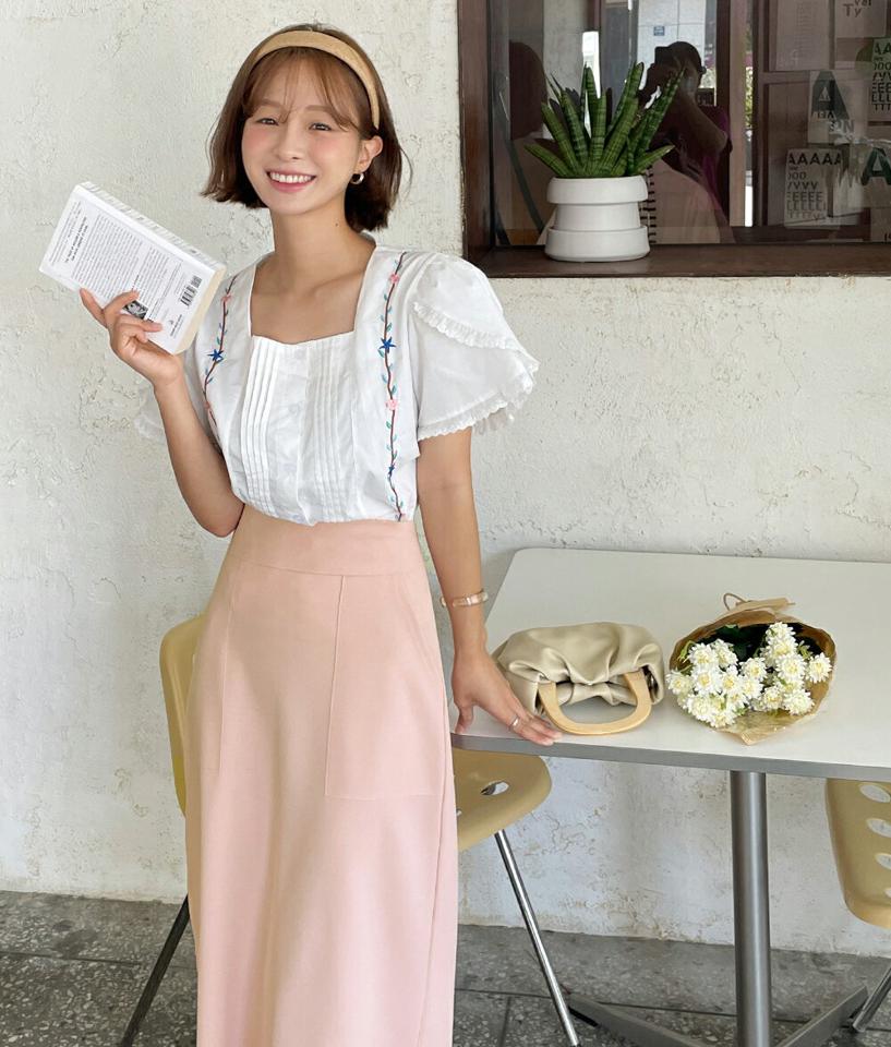 花柄刺繍タックブラウス・全2色・b67678 レディース 【bl】トップス ブラウス 半袖 二の腕カバー 花柄 フラワー 刺繍 かわいい 可愛い タック ガーリー スクエアネック 春 夏 韓国ファッション