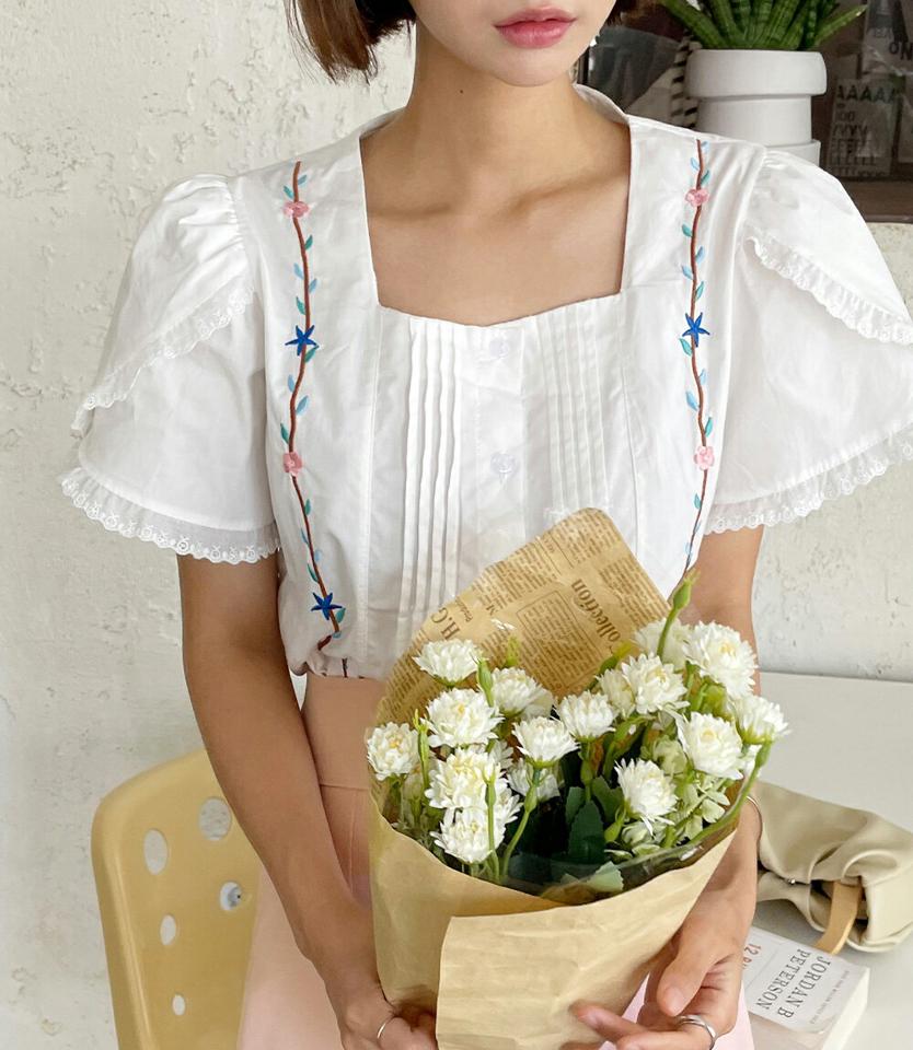 花柄刺繍タックブラウス・全2色・b67678 レディース 【bl】トップス ブラウス 半袖 二の腕カバー 花柄 フラワー 刺繍 かわいい 可愛い タック ガーリー スクエアネック 春 夏 韓国ファッション