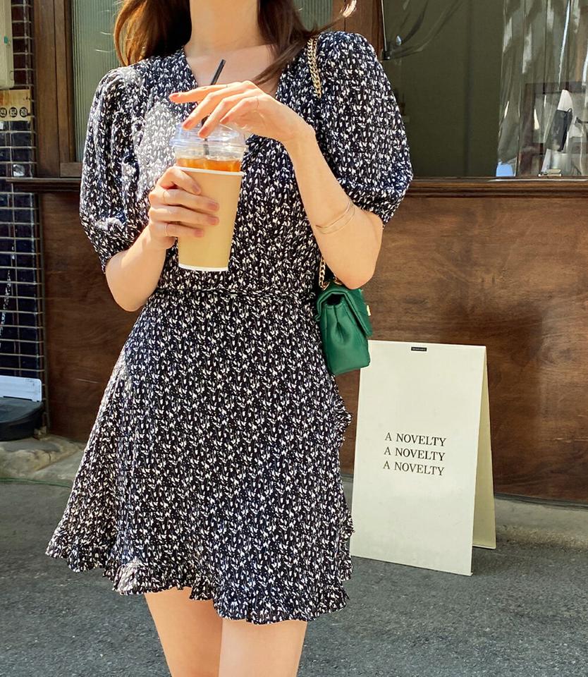 フローラルフリルラップワンピース・全2色・t67684 レディース 【ops】ワンピース ミニワンピース ショート丈 半袖 花柄 小花柄 フリル ラップデザイン 上品 大人 きれいめ Vネック パフスリーブ かわいい 可愛い 春 夏 韓国ファッション