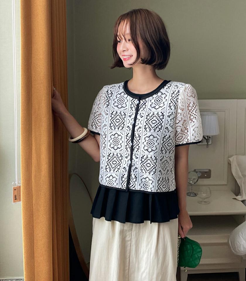 コントラストラインレースパフブラウス・全2色・b67689 レディース 【bl】トップス ブラウス 半袖 総レース 透け感 シアー レース コントラスト 配色 パフスリーブ 袖コン 上品 大人 きれいめ ラウンドネック パイピング 春 夏 韓国ファッション