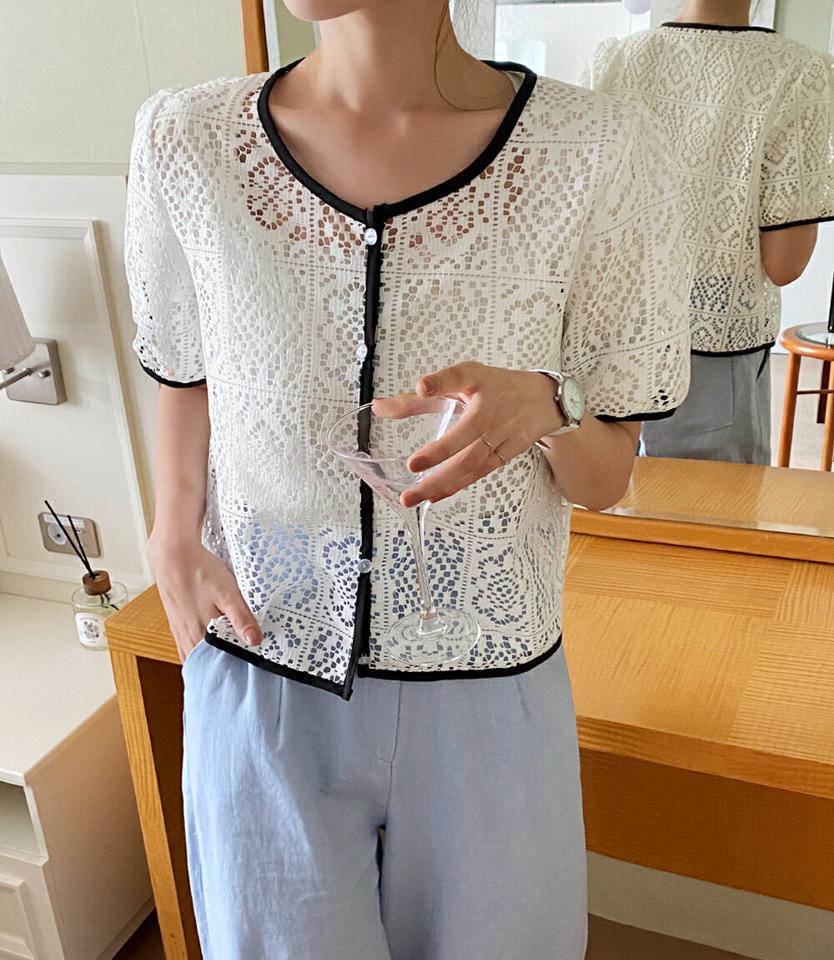 コントラストラインレースパフブラウス・全2色・b67689 レディース 【bl】トップス ブラウス 半袖 総レース 透け感 シアー レース コントラスト 配色 パフスリーブ 袖コン 上品 大人 きれいめ ラウンドネック パイピング 春 夏 韓国ファッション